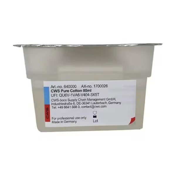 Ein rechteckiger Kunststoffbehälter mit der Aufschrift "CWS ParadiseLine Waschraumduft für Duftspender Paradise Air Bar", mit weißer und grauer Verpackung sowie blauen und roten Akzenten. Ideal für Duftspender, Herstellerangaben auf der Vorderseite. Marke: CWS.