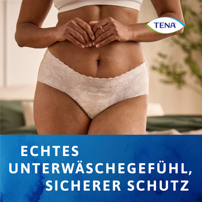Eine Frau trägt von den Schultern bis zur Mitte des Oberschenkels die TENA Silhouette Plus White Inkontinenzpants von TENA – Essity Germany GmbH. Das Bild zeigt das TENA-Logo und den deutschen Text: „ECHTES UNTERWÄSCHEGEFÜHL, SICHERER SCHUTZ“ auf blauem Hintergrund.