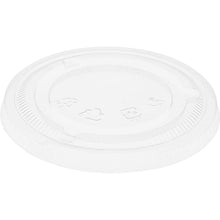 Ein transparenter rPET Flacher Deckel ohne Öffnung von Duni GmbH für 188004-6, mit geprägten Recycling-Symbolen und geriffeltem Rand. Lieferung als Packung mit 50 Stück.