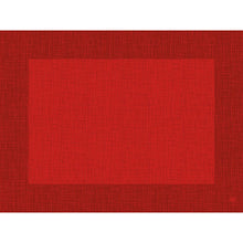 Die Dunicel-Tischsets 30 x 40 cm Linnea rot der Duni GmbH sind rote, quadratische Tischsets mit einem umrandeten, strukturierten Gittermuster und einem kleinen Logo in der rechten unteren Ecke. Jede Packung enthält 100 Stück.