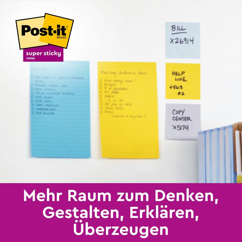 Ein gelber, linierter Post-it® Zettel im Großformat (101x101 mm, 300 Blatt) der 3M Deutschland GmbH klebt zwischen anderen Zetteln an einer weißen Wand. In der Ecke steht das Post-it-Logo, darunter ein lila Banner mit deutschem Text.