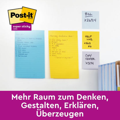 Ein gelber, linierter Post-it® Zettel im Großformat (101x101 mm, 300 Blatt) der 3M Deutschland GmbH klebt zwischen anderen Zetteln an einer weißen Wand. In der Ecke steht das Post-it-Logo, darunter ein lila Banner mit deutschem Text.
