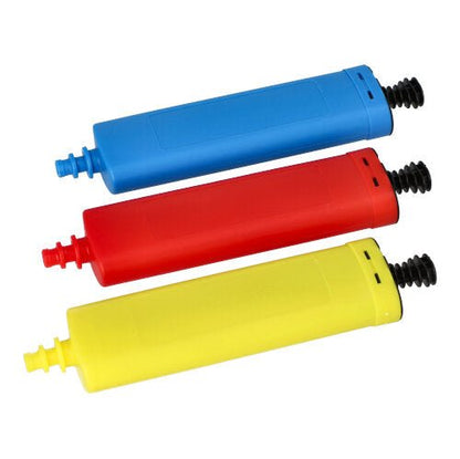 Drei PAPSTAR Pumpe für Luftballons (26x6 cm, farbig sortiert) von PAPSTAR GmbH sind in einer Reihe auf weißem Hintergrund abgebildet. Jede Luftpumpe hat eine schwarze Düse und eine rechteckige Form, ideal zum Aufblasen von Luftballons.