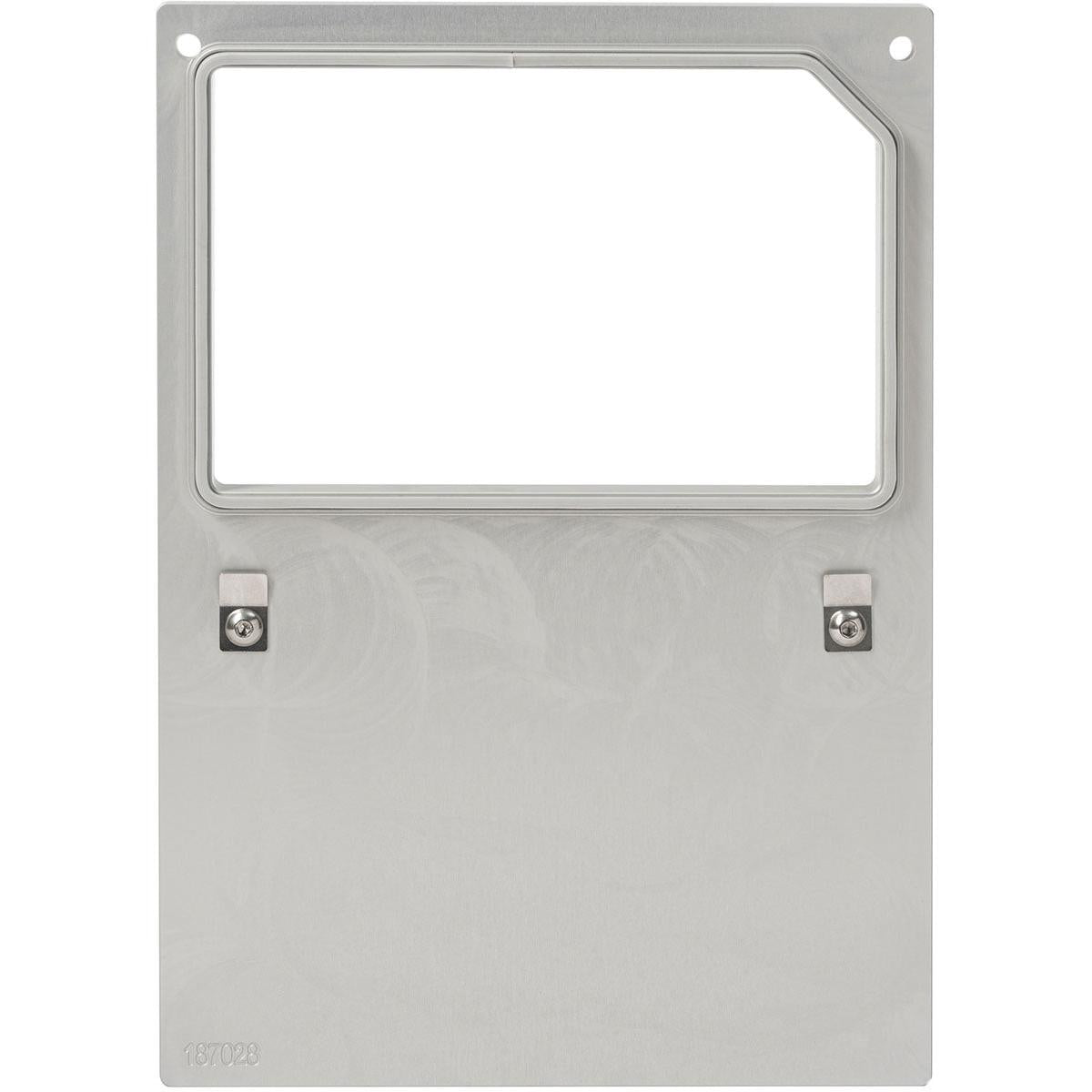 Eine rechteckige Metallplatte für Kassette DF10/20 f. Schale Polardeli rPET 300/500/750ml von Duni GmbH hat ein Fenster mit Ausschnitt oben, zwei Schrauben unten in der Mitte und die Gravur "187028" in der unteren linken Ecke.
