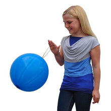 Ein lächelndes Mädchen mit langen blonden Haaren und blaugrauem Hemd spielt mit einem großen PAPSTAR Punchballon (Ø 40 cm, farblich sortiert, 3er-Set) der PAPSTAR GmbH vor einem weißen Hintergrund.