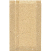 Eine schlichte, rechteckige, hellbraune Matze ruht auf weißem Hintergrund neben einer Duni GmbH Graspapier-Tüte Bloom Medium 310x200 mm aus Natur Graspapier (Packung mit 500 Stück).