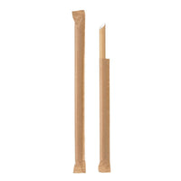 Ein braun verpackter Duni GmbH Trinkhalm mit Einstechspitze FSC® Papier (ø10 mm, 230 mm) steht neben einem identischen Strohhalm, dessen Verpackung teilweise entfernt wurde. Beide stehen aufrecht vor einem weißen Hintergrund. Verkauft in 100er-Packungen.