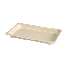 Das Duni GmbH Bagasse Sushi Tray braun, medium 390 ml (215x135x22 mm) ist eine umweltfreundliche Sushi-Verpackung mit erhöhtem Rand und glatter Oberfläche. Erhältlich in Packungen zu 100 Stück, hier auf weißem Hintergrund abgebildet.