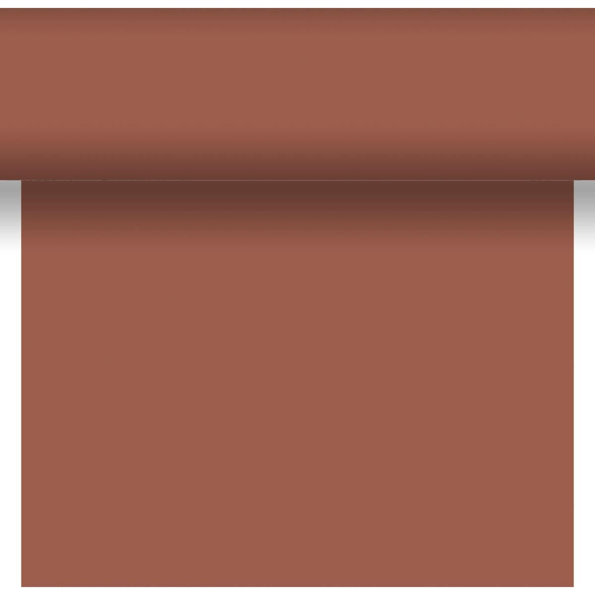 Ein teilweise ausgerollter Dunicel-Tischläufer Tête-à-Tête 24 m x 0,4 m (20 Abschnitte) von Duni GmbH hängt vor einem weißen Hintergrund - ideal für eine elegante Tischdekoration oder ein stilvolles Tête-à-Tête.