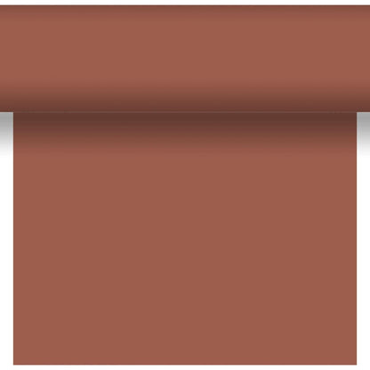 Ein teilweise ausgerollter Dunicel-Tischläufer Tête-à-Tête 24 m x 0,4 m (20 Abschnitte) von Duni GmbH hängt vor einem weißen Hintergrund - ideal für eine elegante Tischdekoration oder ein stilvolles Tête-à-Tête.