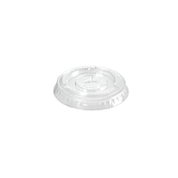 Ein transparenter, runder rPET Deckel der Duni GmbH mit Strohhalmschlitz und erhabener Mitte, abgebildet auf weißem Hintergrund; ideal als Deckel für 198962 (rPET 49x49x6 | Packung 100 Stück).