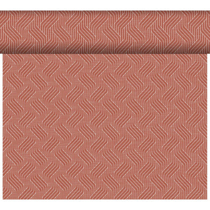Der Dunicel-Tischläufer Tête-à-Tête der Duni GmbH (24 m × 0,4 m, 20 Abschnitte) zeigt ein geometrisches, weißes, ineinandergreifendes Linienmuster auf gedämpftem Rotbraun, ideal für eine stilvolle Tischdekoration oder kreative Inspiration.