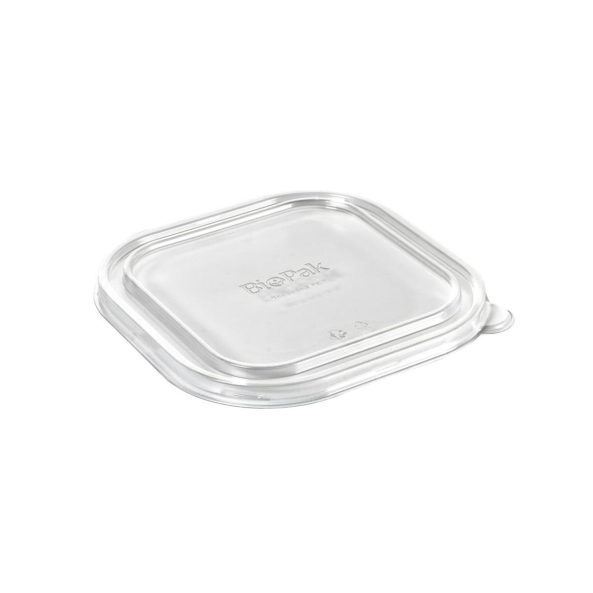 The rPET lid BRICK LARGE 1200 ml from Duni GmbH is a clear, square lid (175x175x15 mm) with rounded corners, made from recycled PET. It fits the BRICK LARGE 1200 ml container and features a raised edge and a small tab for easy removal. Pack of 40 pieces.