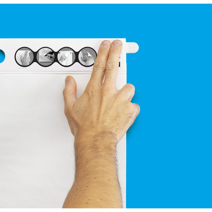 Eine Person befestigt ein Blatt auf einem Flipchart mit blauem Hintergrund unter Verwendung des Post-it® Super Sticky selbsthaftendes Meeting Chart/Flipchart 566 (58,4 x 50,8 cm, 20 Blatt, 2 Blöcke) von 3M Deutschland GmbH mit Command™-Streifen und bebilderter Anleitung.