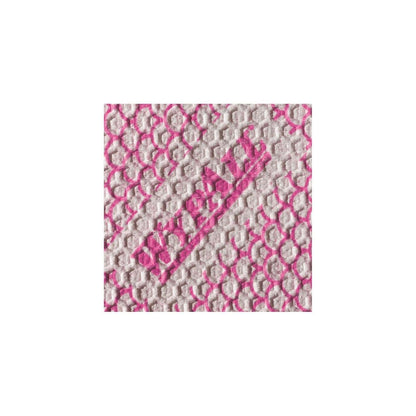 Eine Nahaufnahme eines WypAll® X80 Plus Critical Clean (Viertelgefaltet/Rot) Reinigungstuches von Kimberly-Clark. Sie zeigt die weiße, strukturierte Oberfläche mit sich wiederholenden rosa Punkten und dem diagonal aufgedruckten Schriftzug SECURITY" - ideal für kritische Reinigungsaufgaben.