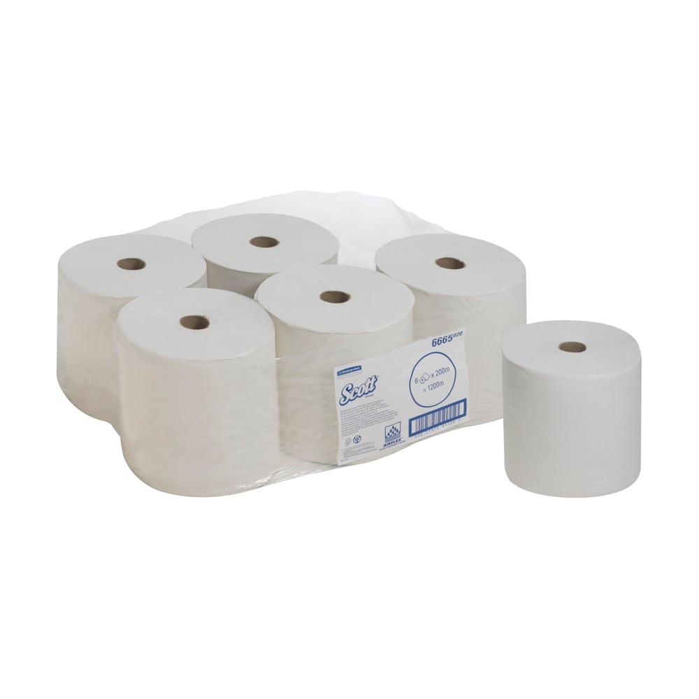 Eine Packung mit sechs Scott® PERFORMANCE Handtüchern - Rolle / Weiß von Kimberly-Clark GmbH - fünf Rollen in klarem Kunststoff, eine davon unverpackt - auf einem schlichten weißen Hintergrund.