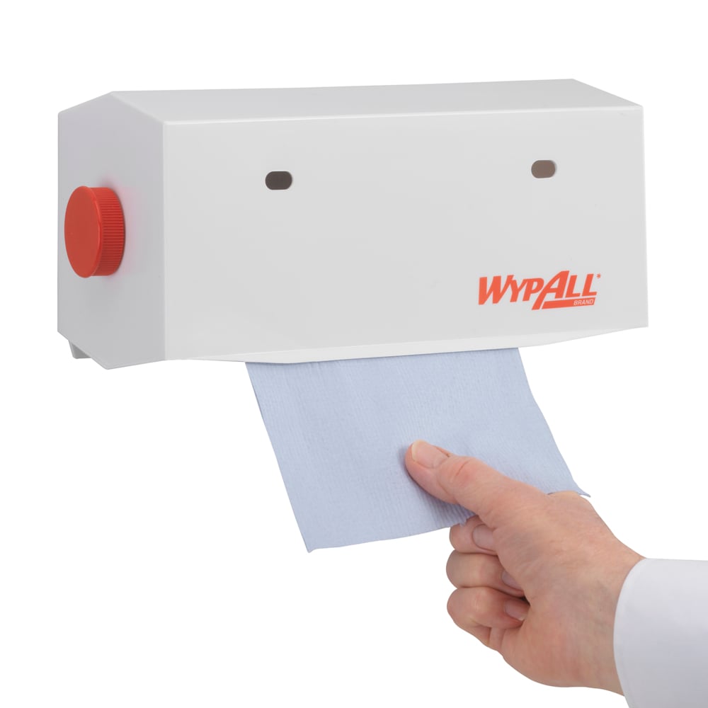 Eine Hand zieht ein blaues Papierhandtuch aus einem an der Wand montierten Kimberly-Clark GmbH Auslaufartikel: WypAll® Wischtuch-Spender (Weiß, 25 cm), ideal für den professionellen Einsatz, vor weißem Hintergrund.