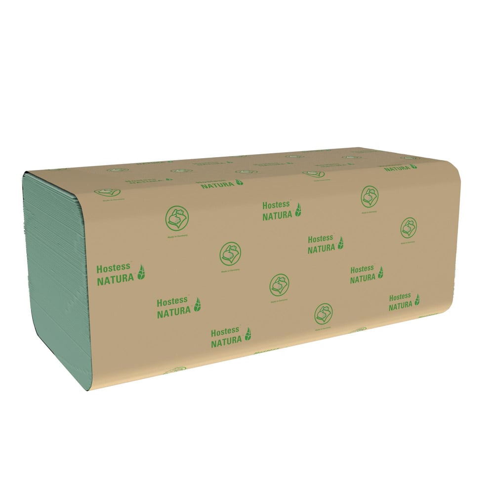 Ein Stapel Hostess™ NATURA™ Handtücher - Zick-Zack-Faltung, Klein (23 x 25 cm) von Kimberly-Clark GmbH wird in einer Verpackung mit der Aufschrift "Hostess Natura" und grünen Symbolen geliefert. Diese umweltfreundlichen Handtücher bieten eine einfache, effiziente Nutzung.