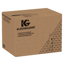 Eine braune Schachtel mit der Aufschrift "Kimberly-Clark GmbH" trägt das KleenGuard®-Logo und den mehrsprachigen Text "Protective Clothing". Sie zeigt das Bild einer Person, die KleenGuard® A40 Leichter Überziehstiefel (100 weiße Einweg-Überziehstiefel) trägt.
