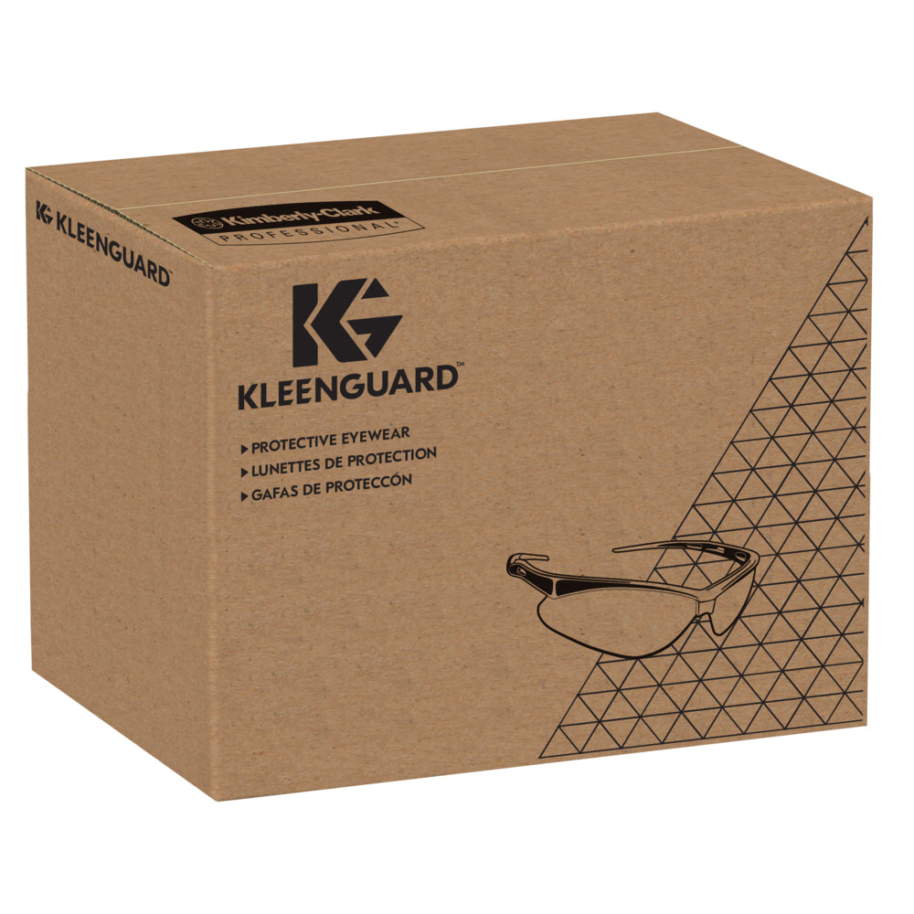 Eine braune Schachtel der Kimberly-Clark GmbH zeigt eine schwarze Illustration einer Brille und enthält Auslaufartikel: KleenGuard® V30 Nemesis™ Schutzbrille - IRUV 5.0 Sichtscheiben/Grün, 1 Karton x 12 Stück, mit Produktinformation in drei Sprachen.