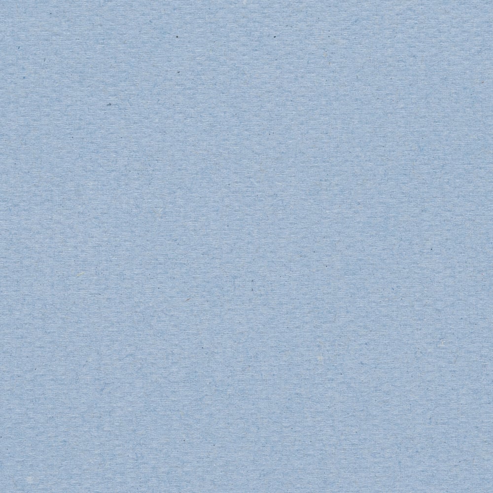 Eine Nahaufnahme einer strukturierten hellblauen Oberfläche, wie die feine Maserung und die Farbvariationen der WypAll® L20 EXTRA+ Wischtücher Kleinrollen, 2-lagig, 24 Rollen x 140 Blatt der Kimberly-Clark GmbH.