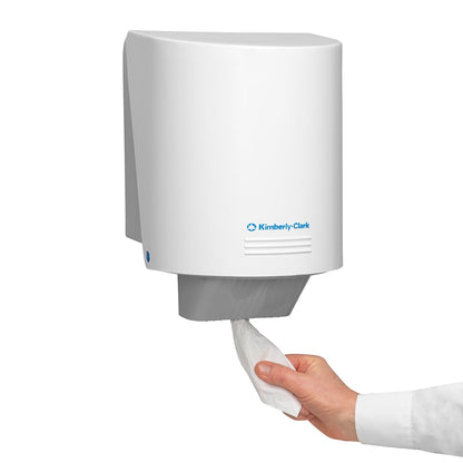 Eine Hand zieht ein WypAll® L20 Papierwischtuch für Instandhaltungsarbeiten von Kimberly-Clark GmbH aus einem weißen Wandspender-ideal zur schnellen Reinigung oder für Wartungsarbeiten (6 Rollen x 400 Tücher, weiß).