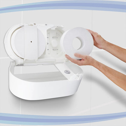 Eine Person belädt einen Kimberly-Clark GmbH Aquarius™ Toilettenpapierspender - Zentralentnahme / Weiß /Jumbo-, mit geöffnetem Deckel. Die weiß gefliesten Wände und die blauen Kurven im Hintergrund unterstreichen das praktische zentrale Spenderdesign.
