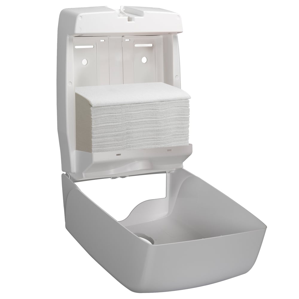 Ein weißer Wandspender ist geöffnet und zeigt einen Stapel Hostess™ NATURA™ Handtücher - Zick-Zack-Faltung, Klein (23 x 25 cm) von Kimberly-Clark GmbH. Der Deckel ist nach oben geklappt, das untere Fach bleibt leer.