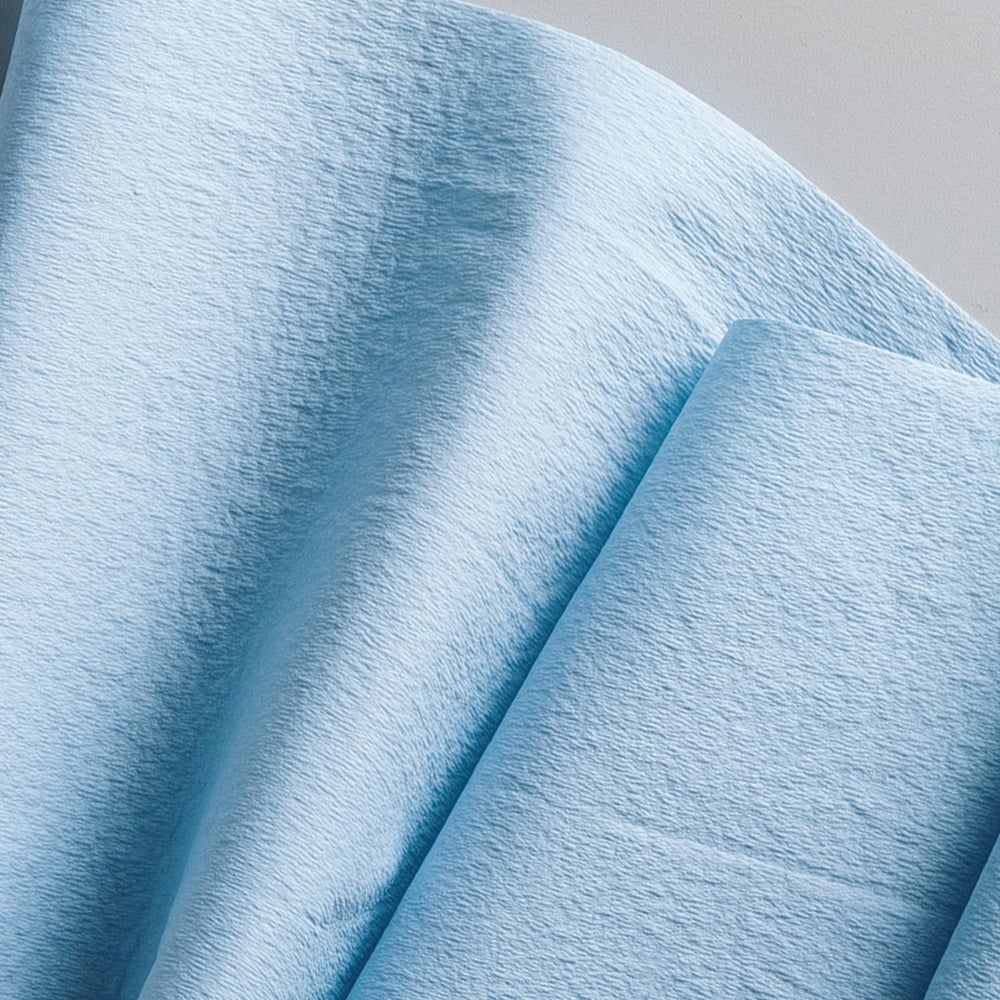 Eine Nahaufnahme von WypAll® L20 Papierwischtuch in Blau von Kimberly-Clark GmbH, Großrolle mit 500 Tüchern und gefaltet für leichten Zugriff - perfekt geeignet für Instandhaltungsarbeiten, präsentiert vor neutralem Hintergrund.