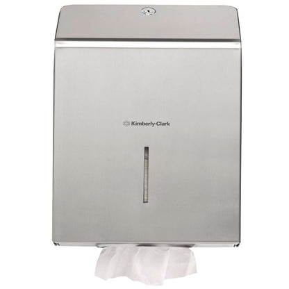 Der Kimberly-Clark Professional™ Handtuchspender aus Edelstahl von Kimberly-Clark GmbH ist wandmontiert und sorgt für hygienisches Händetrocknen mit einem sichtbaren weißen Papierhandtuch am unteren Ausgabefach.