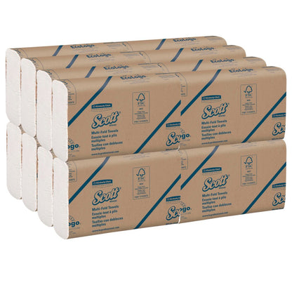 Sechzehn weiße, mehrfach gefaltete Packungen Scott® Handtücher von Kimberly-Clark GmbH sind ordentlich gestapelt; jede Packung enthält 250 Blatt und ist mit einem klaren Branding versehen - perfekt für hygienische Handtrocknung.