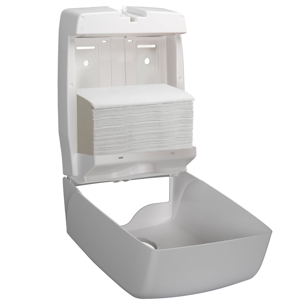 Ein an der Wand montierter weißer Kunststoffspender, in dessen Innerem sich Scott® Handtücher - MultiFold / Weiß (Kimberly-Clark GmbH) befinden, bietet hygienisches Händetrocknen mit 16 Packungen à 250 Blatt pro Karton.