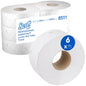 Scott® Essential™ Toilettenpapier Maxi Jumbo von Kimberly-Clark GmbH: 6 weiße Rollen (380 Blatt/Rolle) in einem Karton, jede mit einem Steppmuster. Auf der Verpackung sind alle Produktdetails und "6 Rollen" zur einfachen Identifizierung angegeben.