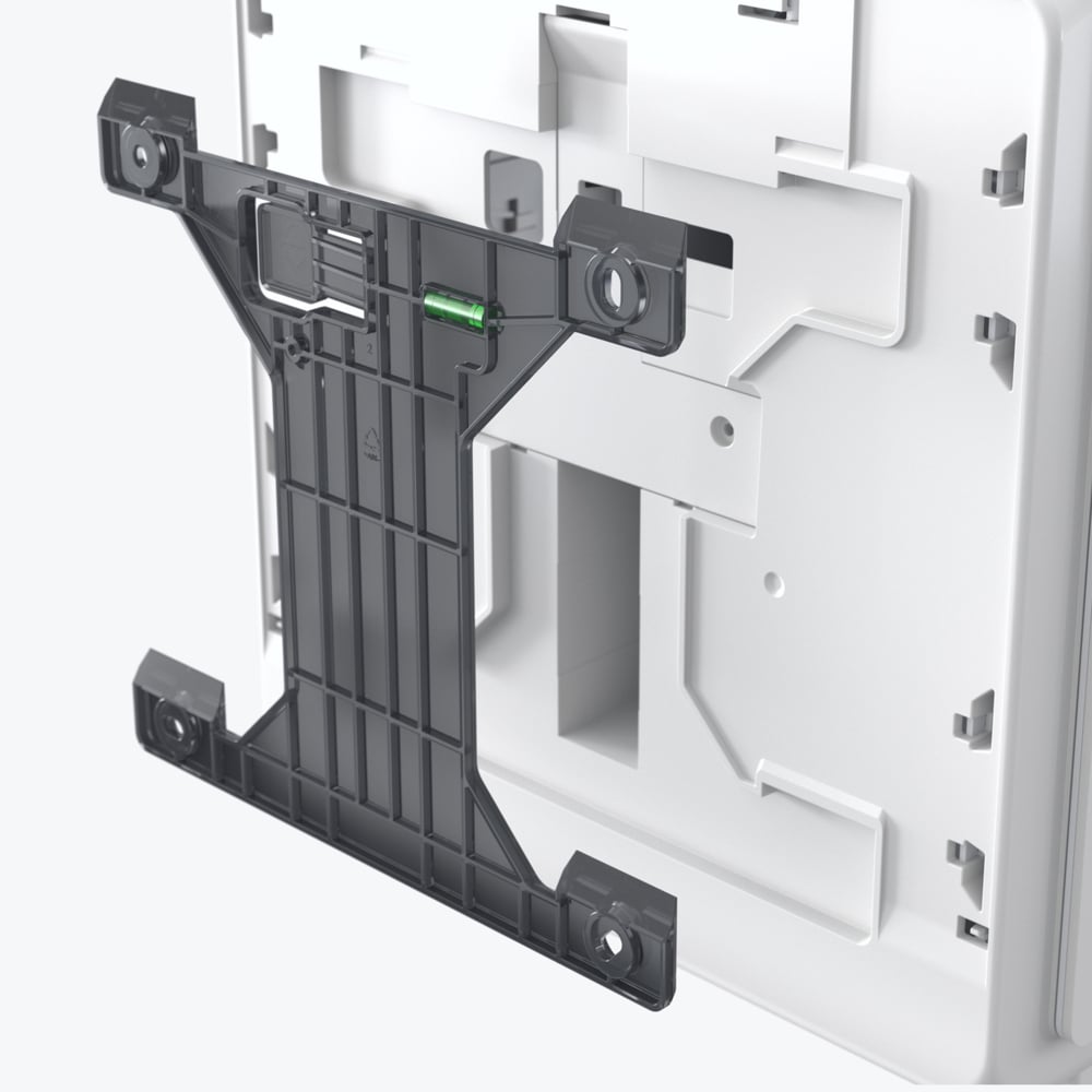 Auf der Rückseite des Kimberly-Clark Professional™ Icon™ Elektronischen Handtuchspenders in Weiß ist eine schwarze Kunststoffhalterung mit integrierter Wasserwaage angebracht, die das hygienische Befestigungssystem im Detail zeigt.