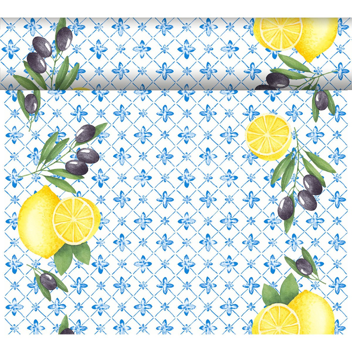 Der Dunicel-Tischläufer Tête-à-Tête 24 m x 0,4 m von Duni GmbH zeigt ein blaues Blumengitter mit Zitronen, grünen Blättern und schwarzen Oliven - ideal für eine elegante Tischdekoration.