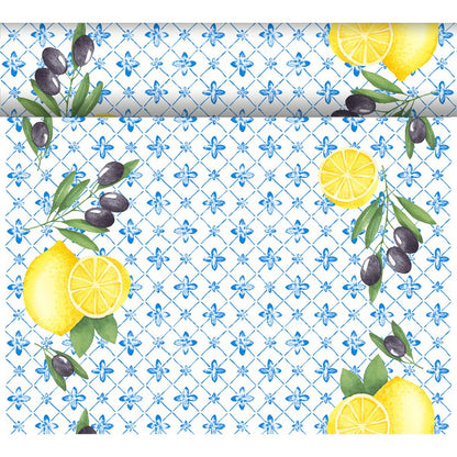 Der Dunicel-Tischläufer Tête-à-Tête 24 m x 0,4 m von Duni GmbH zeigt ein blaues Blumengitter mit Zitronen, grünen Blättern und schwarzen Oliven - ideal für eine elegante Tischdekoration.