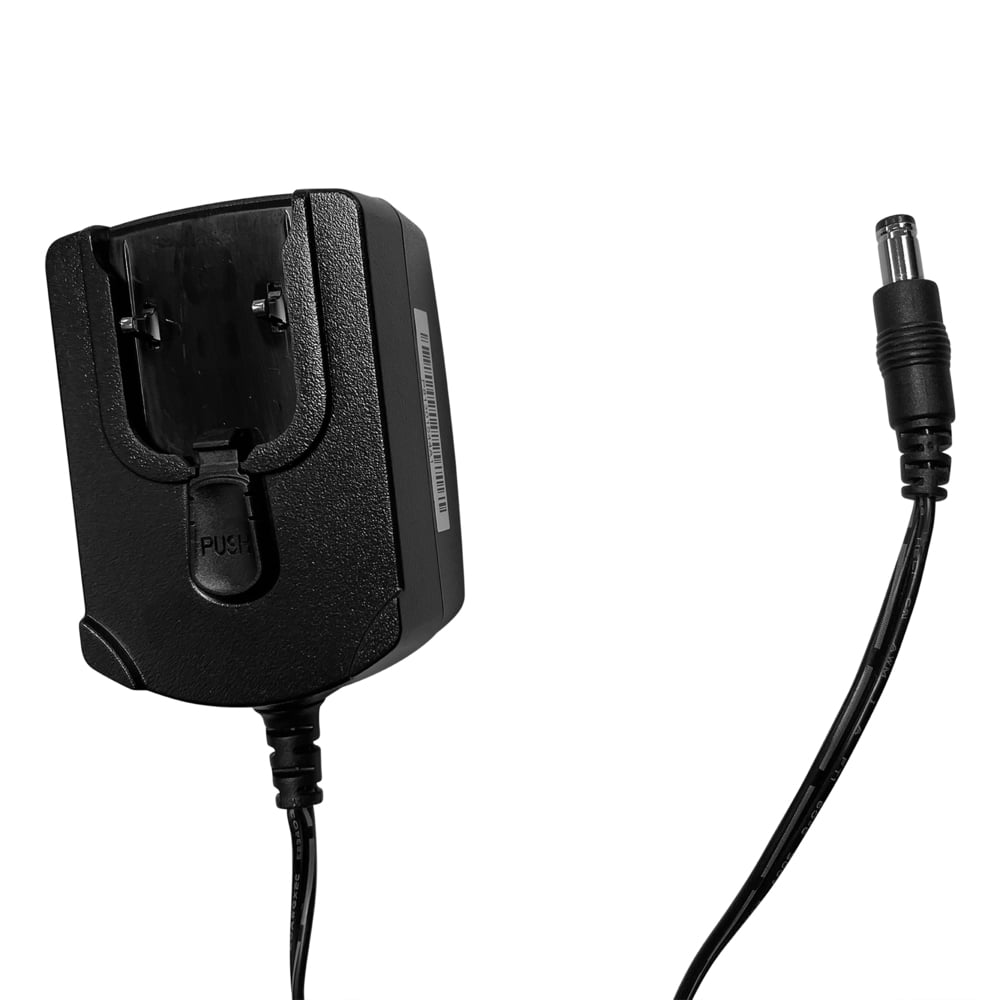 Der Kimberly-Clark Professional™ Icon™ Power Adapter - AC/DC / Schwarz - von Kimberly-Clark GmbH verfügt über einen abnehmbaren Stecker, einen Gleichstromanschluss und einen &quot;PUSH&quot;-Auslösemechanismus, der vor einem weißen Hintergrund abgebildet ist, um sein professionelles Design zu unterstreichen.