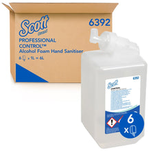 Eine Schachtel mit der Aufschrift "Scott® CONTROL Handdesinfektionsschaum auf Alkoholbasis" der Kimberly-Clark GmbH enthält sechs transparente 1-Liter-Kassetten; auf der Vorderseite ist eine Kartusche mit einem Pumpspender und einem sichtbaren Produktetikett abgebildet.