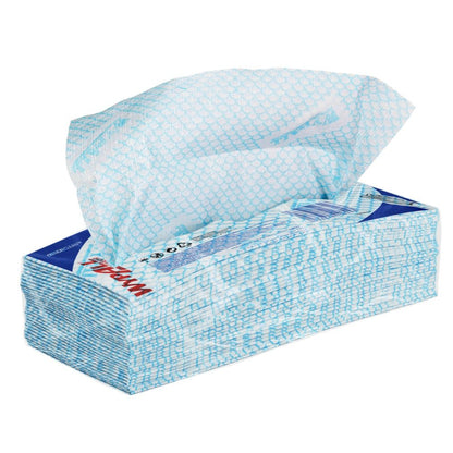 Eine Schachtel Kimberly-Clark GmbH WypAll® X50 Wischtücher - Interfold (41,80 cm x 24,70 cm), mit blau-weiß gemusterten Tüchern, eines teilweise herausgezogen, vor einem einfarbig weißen Hintergrund.