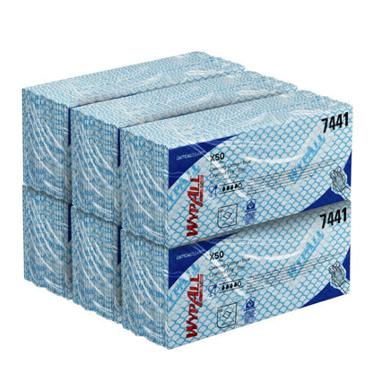 Ein Stapel von sechs blau-weißen Kimberly-Clark GmbH WypAll® X50 Wischtüchern (Interfold, 41,80 x 24,70 cm), jede Schachtel ist mit 7441 beschriftet und zeigt eine Hand, die diese Einwegtücher zur einfachen Reinigung verwendet.