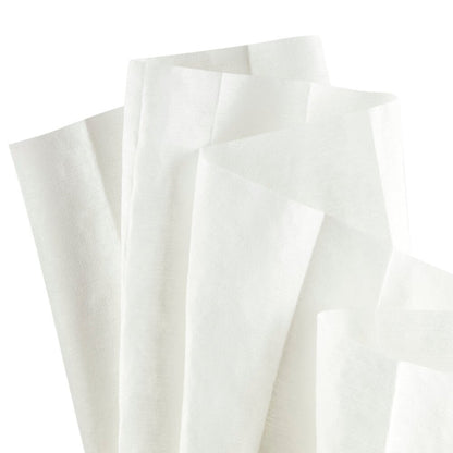 Mehrere WypAll® X60 General Clean Viertelgefaltete Reinigungstücher von Kimberly-Clark GmbH sind vor weißem Hintergrund ausgebreitet und demonstrieren ihre effiziente Reinigung für jede Aufgabe. Karton: 12 Beutel x 76 Tücher.