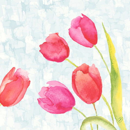 Ein zartes Aquarell von fünf rosa und roten Tulpen mit grünen Stielen, inspiriert von den Servietten 40x40 cm 4-lagig Klassik mit gemalten Tulpen (50 Stück) der Duni GmbH, vor einem hellblauen, strukturierten Hintergrund.
