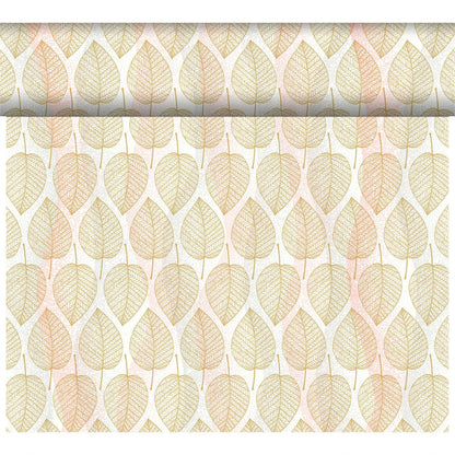 Der Bio-Dunicel Tete-a-Tete Tischläufer 0,4x24m von Duni GmbH zeichnet sich durch ein sich wiederholendes Blattmuster in Gold, Orange und Beige auf hellem Grund aus, das in vertikalen Reihen angeordnet ist und Ihrem Raum einen umweltfreundlichen und stilvollen Touch verleiht.