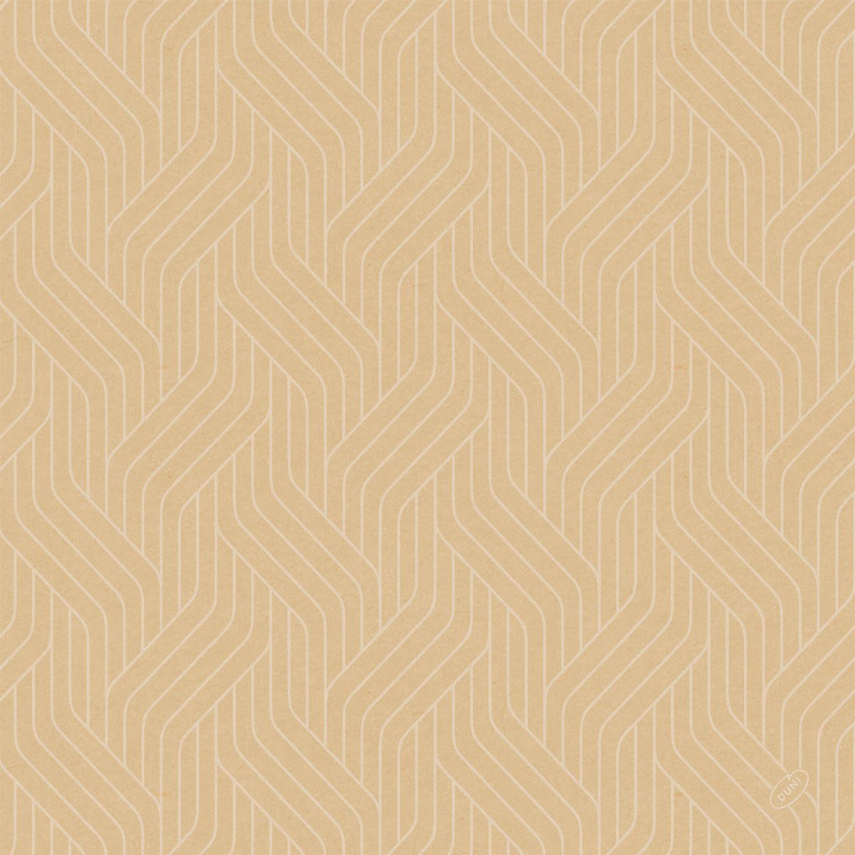 Hellbrauner Hintergrund mit sich wiederholenden, ineinandergreifenden weißen Chevron-Linien und einem kleinen kreisförmigen Logo unten rechts, das nachhaltiges, von Bio-Dunisoft-Serv inspiriertes Design widerspiegelt. 40x40cm von Duni GmbH.