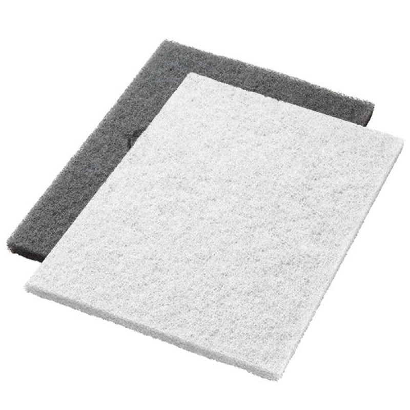 Zwei weiße Twister Pads der Diversey Deutschland GmbH & Co. OHG, gestapelt auf weißem Untergrund, eignen sich ideal zur Restaurierung und Reinigung von Steinböden. Jede Packung enthält 2 Restaurierungspads für makellose Ergebnisse auf Steinoberflächen.