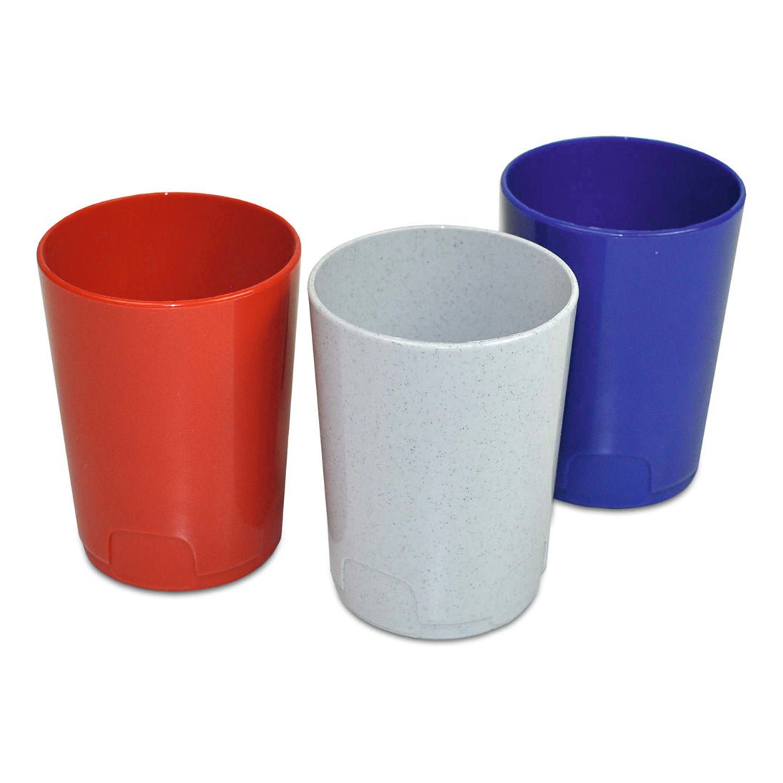 Drei Nölle Profi Brush Zahnputzbecher aus Kunststoff, farbig sortiert (von Nölle Profi Brush Bürsten- & Pinseltechnik e.K.), stehen nebeneinander im Bad: einer rot, einer hellgrau gesprenkelt und einer blau. Alle sind grifflos und zylindrisch.