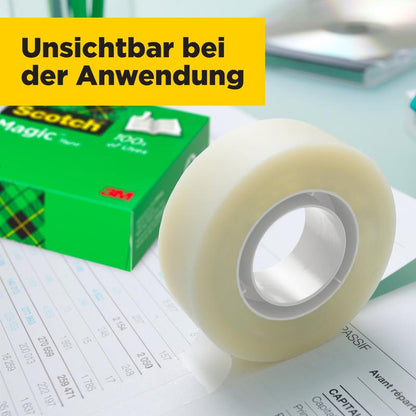 Eine Rolle Scotch® Magic™ Unsichtbares Klebeband von 3M Deutschland GmbH liegt auf einem Dokument, daneben eine geöffnete grün-gelbe Vorteilspack-Box mit 8 Rollen (19 mm x 33 m). Ein gelbes Banner sagt: "Unsichtbar bei der Anwendung.
