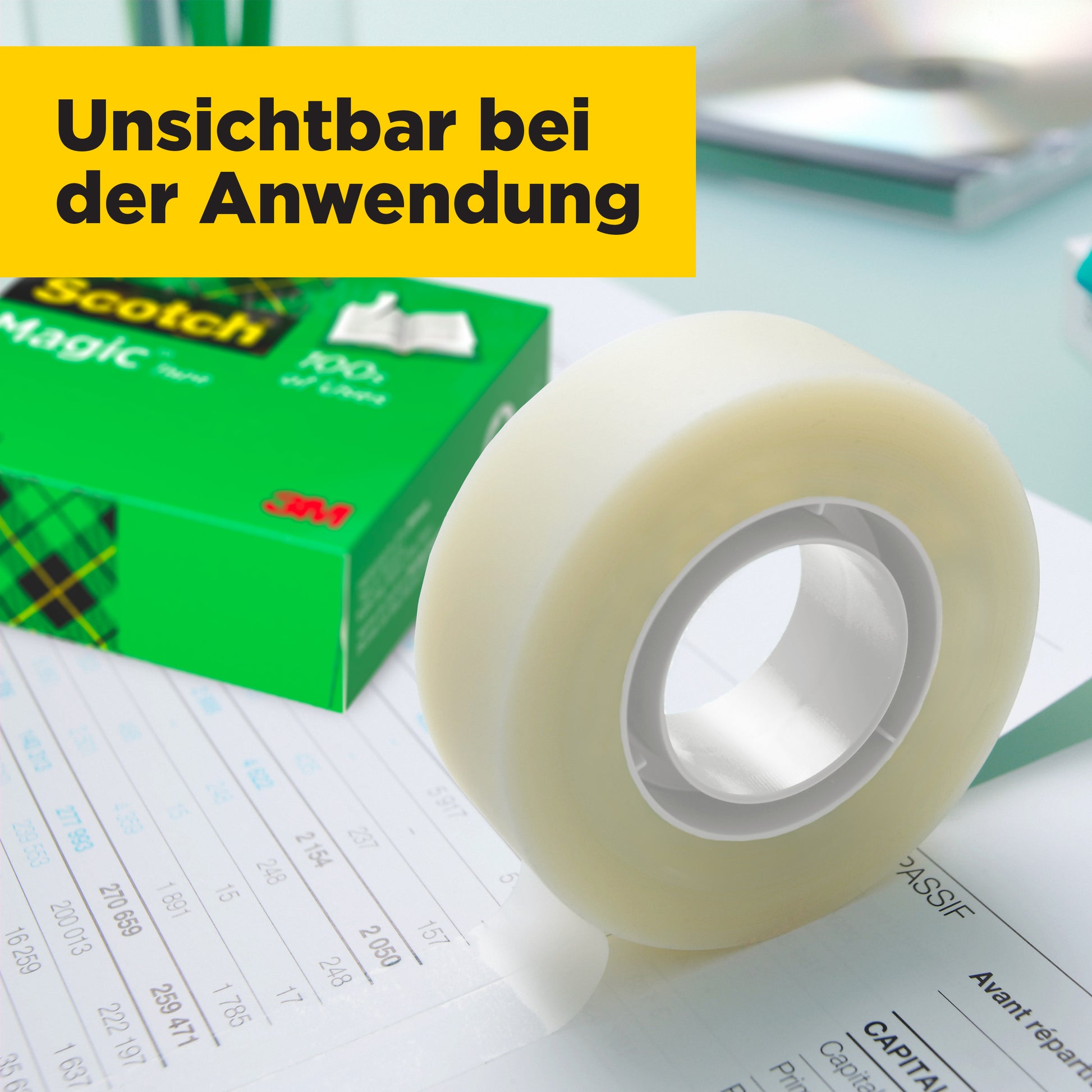 Eine Rolle Scotch® Magic™ Unsichtbares Klebeband (19 mm x 33 m) aus dem 14er Vorteilspack von 3M Deutschland GmbH liegt auf einem Dokument, dahinter eine grüne Scotch-Box; gelber Banner: "Unsichtbar bei der Anwendung.