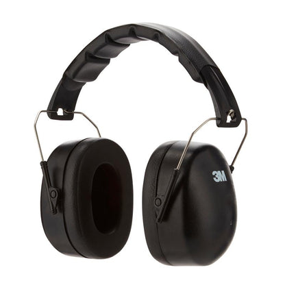 Der 3M™ Kapselgehörschützer mit faltbarem Kopfbügel 90563E von 3M Deutschland GmbH, SNR-Wert 30 dB, schwarz, verfügt über gepolsterte Bügel und Metallelemente. Das "3M" Logo ist auf den Ohrmuscheln sichtbar (1 Stück, weißer Hintergrund).