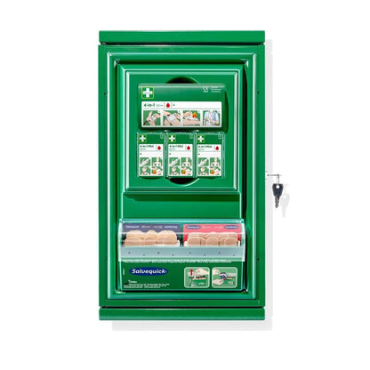 Ein grüner, an der Wand montierter Orkla Wound Care AB Cederroth Erste-Hilfe-Schrank Mini (Metall), mit Gebrauchsanweisung auf der Vorderseite, Schlüsselschloss und transparentem Metallfach, das verschiedene Klebebandagen enthält. Größe: B 260 x H 440 x T 170mm.